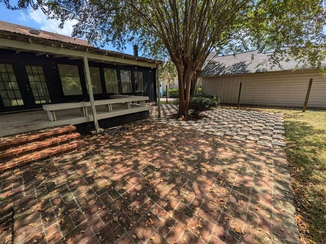 Building Photo - 1417 Central Dr