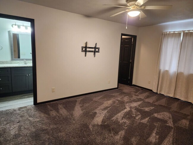 Building Photo - Two bedroom two bathroom Duplex