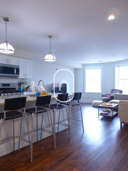 Building Photo - 8 Newcomb St