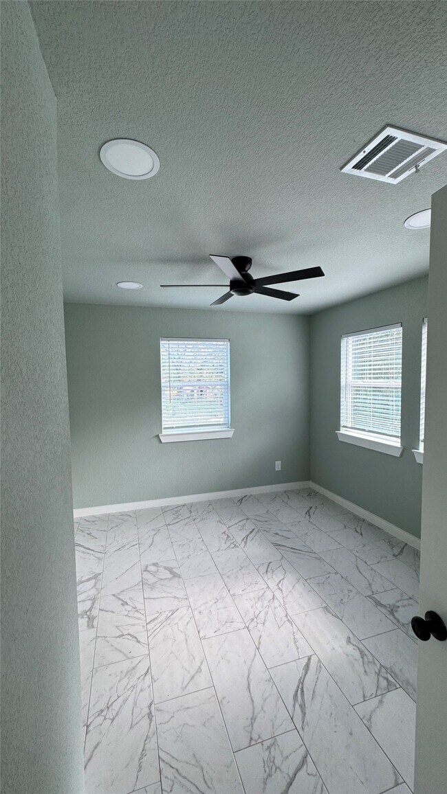 Building Photo - 121 S 10th St