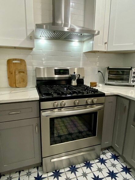 5-burner gas stove - 3172 Sandusky Dr