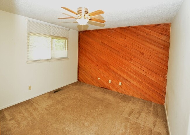 Building Photo - Community Lake-Dock and Private Beach