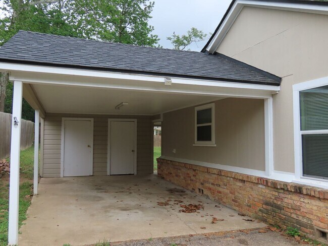 Building Photo - Charming 3 Bedroom, 2 Bath Home w/Den!