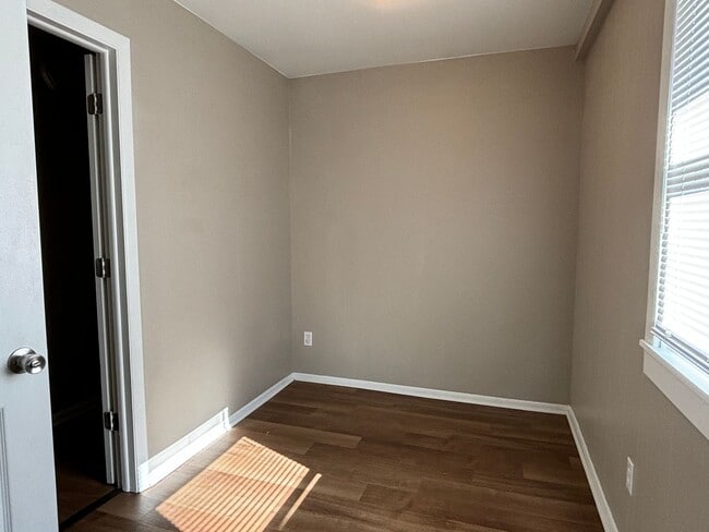 Building Photo - 4 Bed, 1.5 Bath Pet-Friendly Home with Fully Fenced Backyard