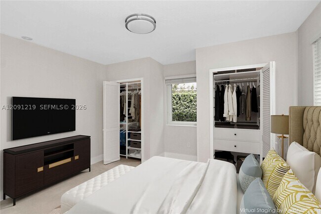 Building Photo - 930 SW 24th Ct