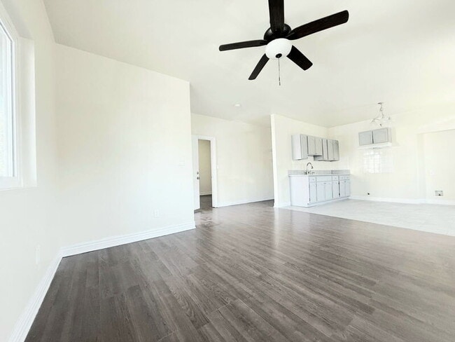 Building Photo - 1368 E Vernon Ave