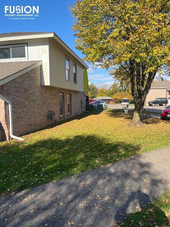 Building Photo - 3 Bedroom/2 Bathroom Condo Right Near Oakledge Park w/Pool!