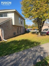 Building Photo - 3 Bedroom/2 Bathroom Condo Right Near Oakledge Park w/Pool!