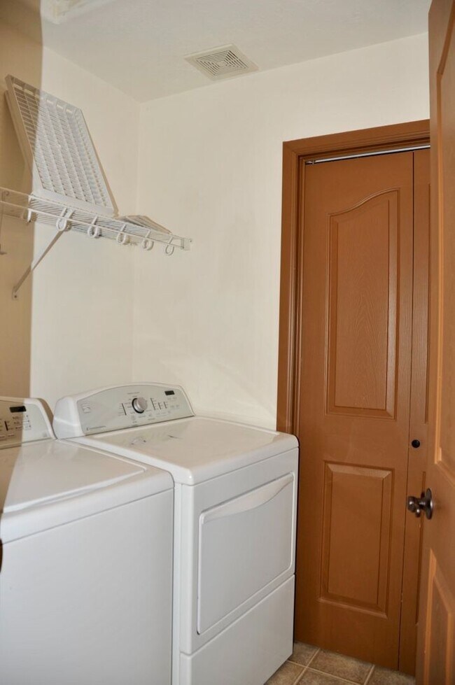 Building Photo - 3 bed 2.5 bath Townhome with A/C & gas fireplace