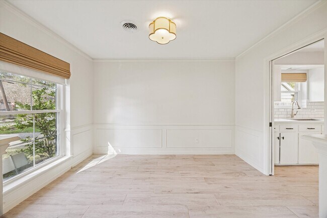Building Photo - 2127 Blue Willow Dr