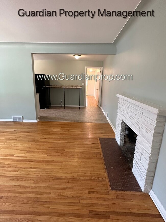 Building Photo - Crosstown Side By Side, Washer/Dryer In Unit, 1 Garage Space, Hardwood Floors, Dishwasher