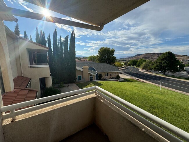 Building Photo - Recently updated condo with gym, pool, and...
