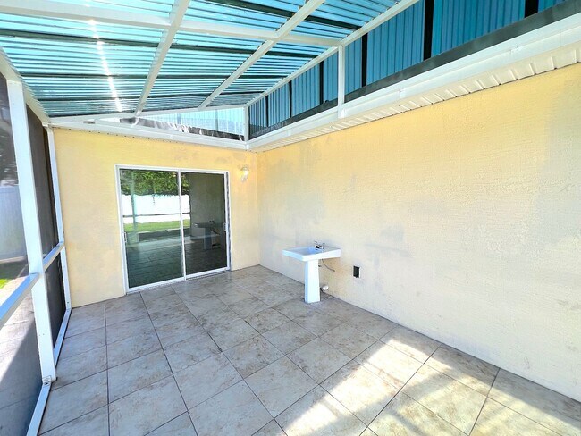 Building Photo - Huge 4 Bed 3 Bath 2 Car Townhome w FENCED YARD  for Rent!