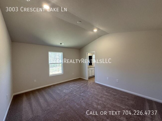 Building Photo - 3003 Cres Lk Ln