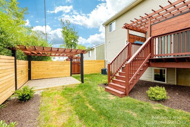 Building Photo - 2 Maple Vlg Ct