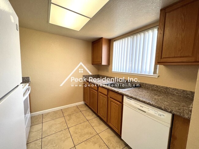 Building Photo - Spacious Elk Grove 2bd/2ba Triplex