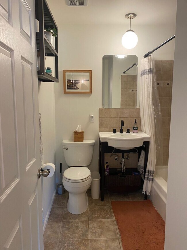 Building Photo - Single Family home half a block from Bible Park.