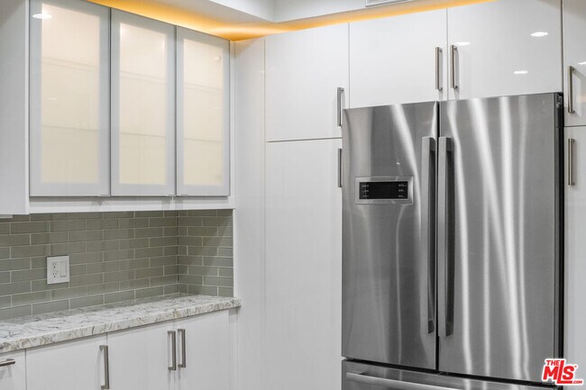 Building Photo - 15233 Magnolia Blvd