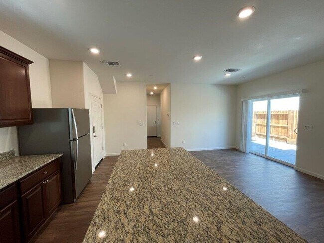 Building Photo - 5 Bedroom Close to Beale Air Force Base