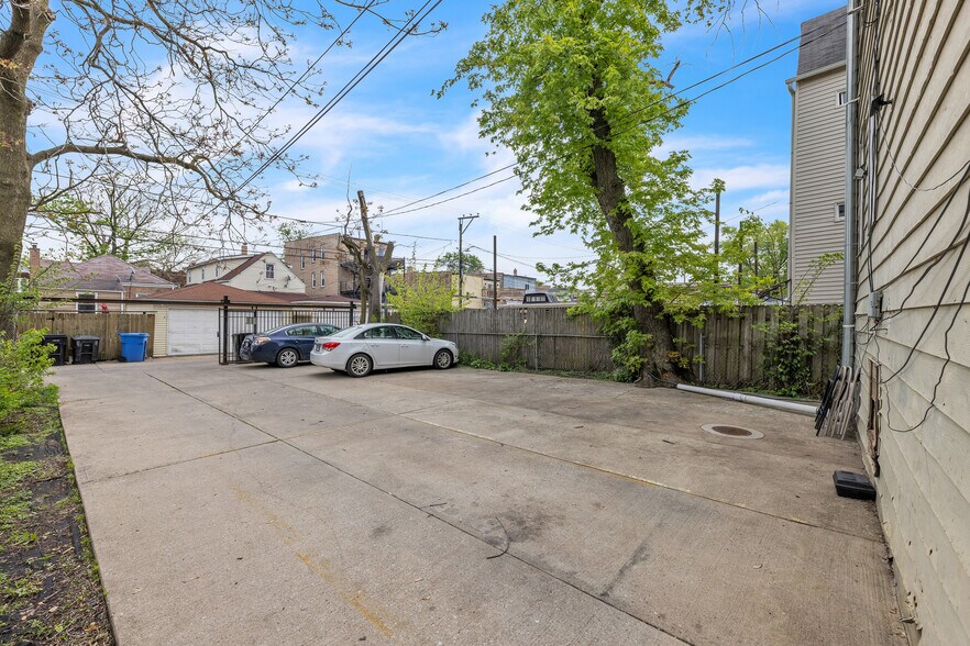 Building Photo - 1429 N Avers Ave