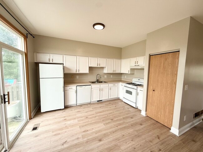 Building Photo - 388 Richmond Dr