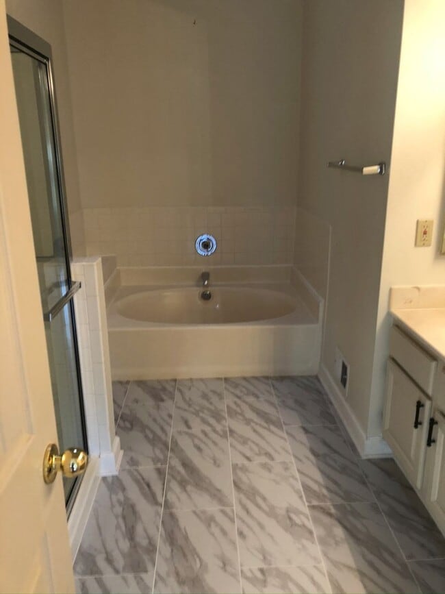 Building Photo - Spacious Townhome, Great Location!