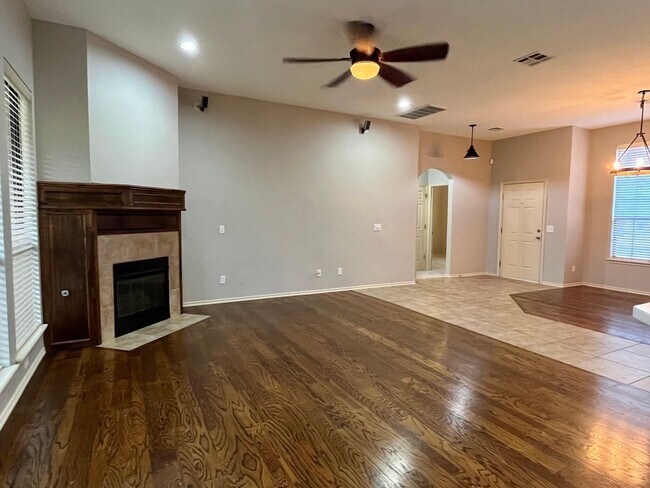 Building Photo - Gorgeous 4 Bed 2 Bath In Edmond