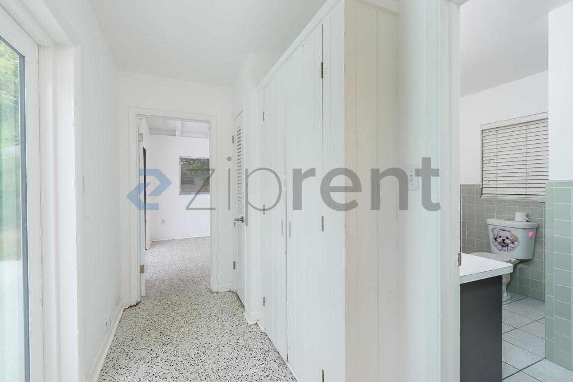 Building Photo - Unit