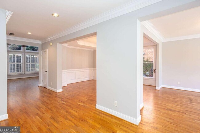 Building Photo - 3206 Windsor Lake Dr NE