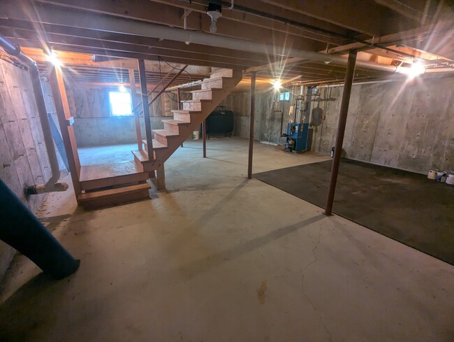 Large basement with high ceilings - 44 Albe Dr