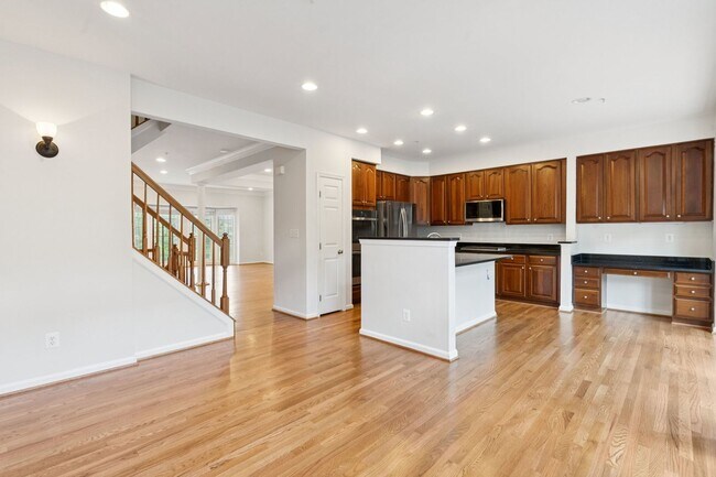 Building Photo - Beautiful 3-level colonial-style town home...