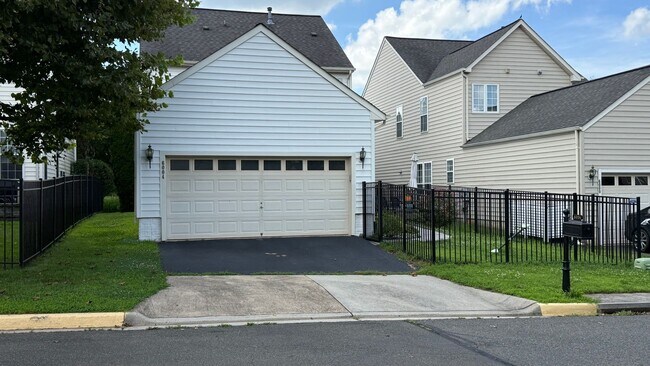 Building Photo - Spacious & Bright Home in Parks of Piedmon...