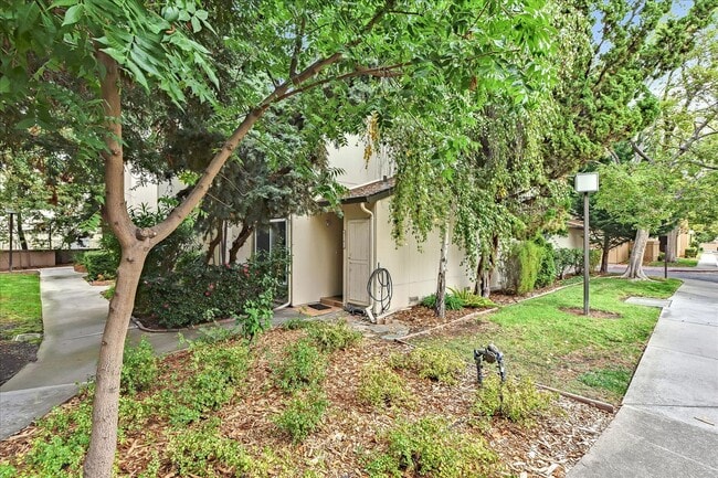 Building Photo - Fantastic 2-Bed, 2-Bath Townhouse with Pri...