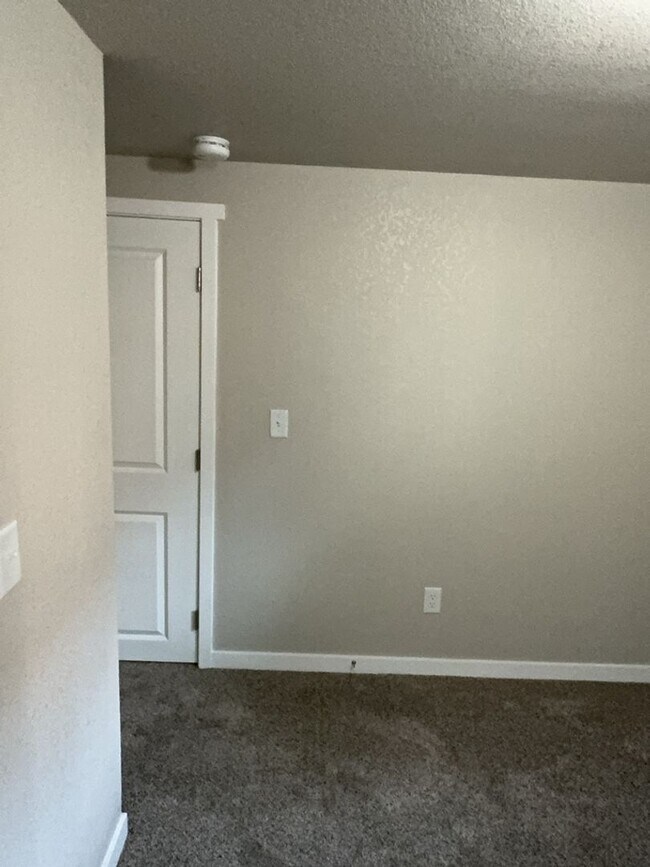 Building Photo - Utilities Included - 1 Bed 1 Bath Apartment