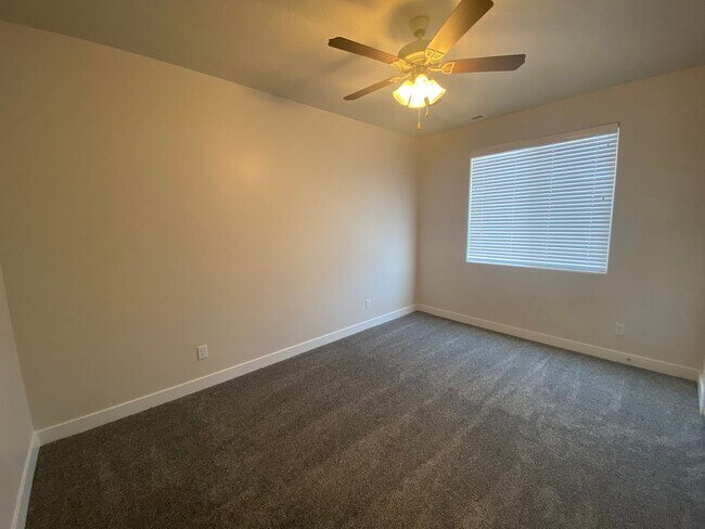 Building Photo - Beautiful townhome In Crimson Park