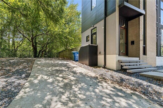 Building Photo - 575 Highland Ave NE