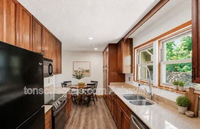 Building Photo - 207 Wood Dale Dr