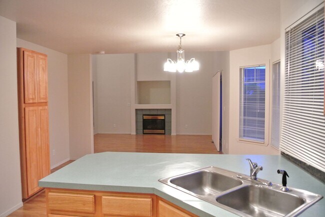 Building Photo - 3 Bedroom in Lexington Neighborhood