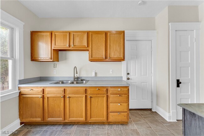 Building Photo - 1909 W 73rd St