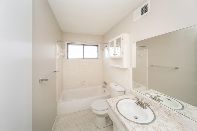 Building Photo - 4346 Gardenview Dr