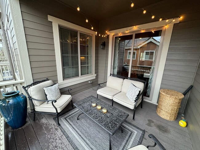 Building Photo - Amazing Lone Tree Home!