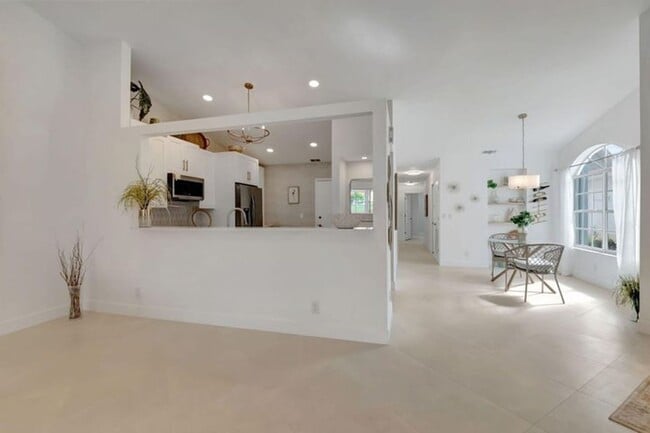 Building Photo - 15465 Lake Magnolia Pl