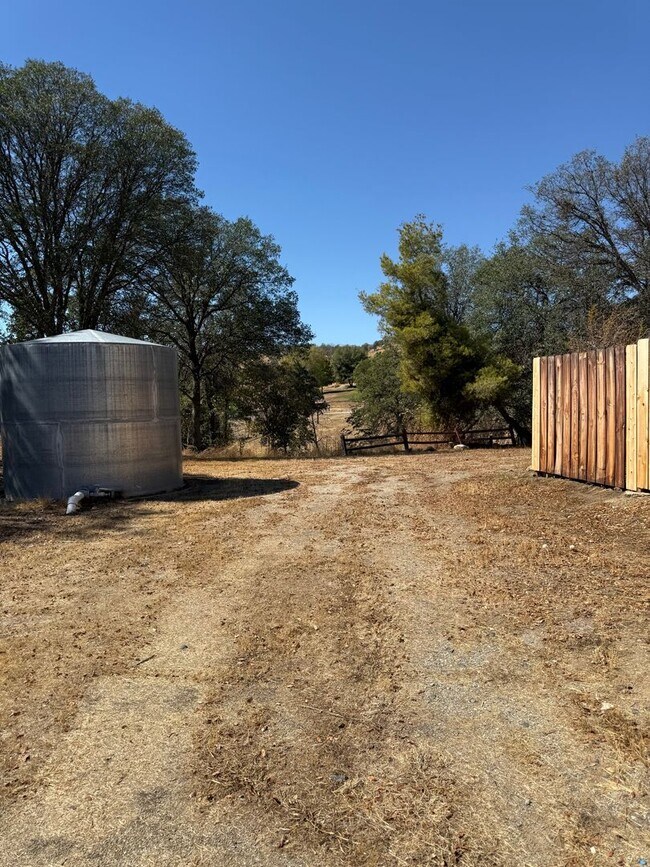 Building Photo - Charming Barndominium Rental with Scenic Foothill Views – Springville, CA