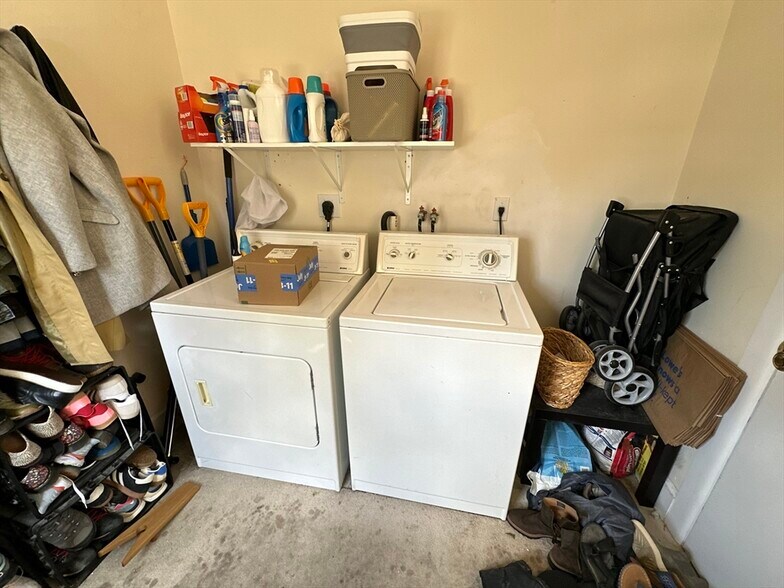 Building Photo - 512 Centre St