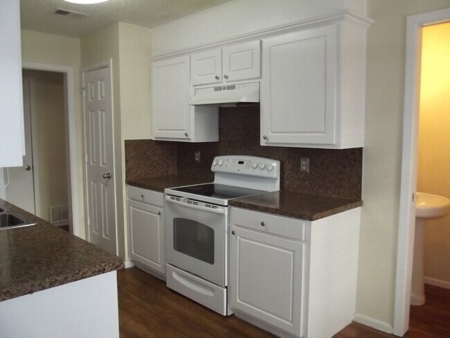 Building Photo - Great updated 4 bedroom 2.5 bath home, 2 c...