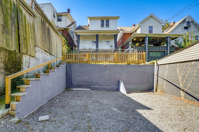 Building Photo - 2633 Broadway Ave