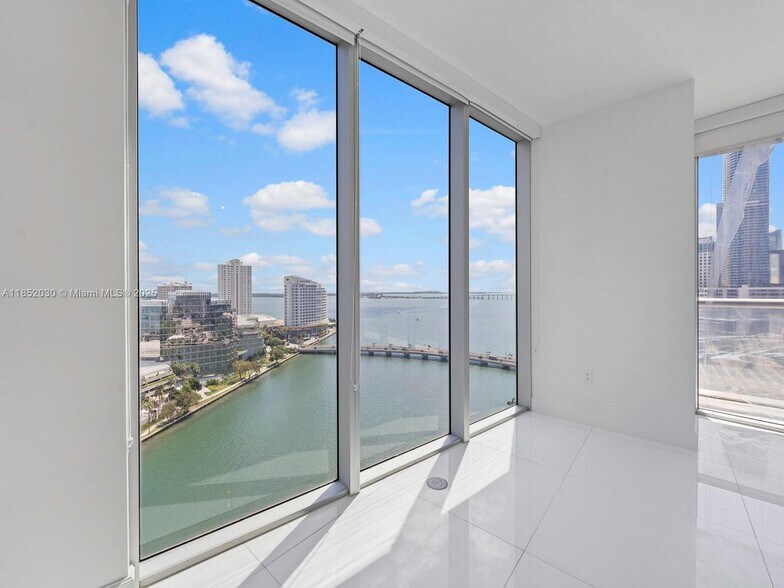 Building Photo - 495 Brickell Ave