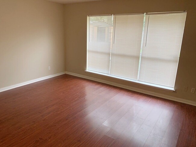 Building Photo - 1006 Poppets Way