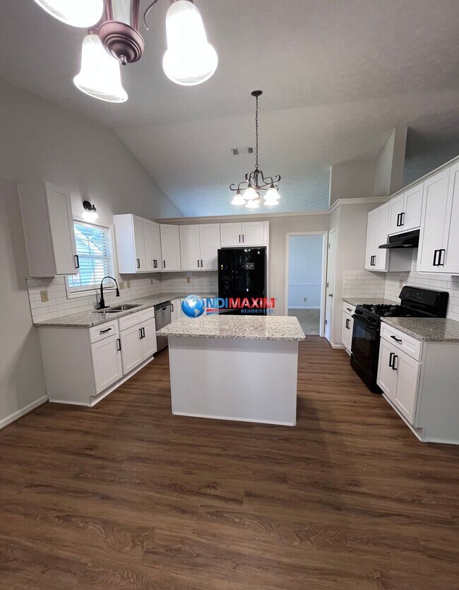 Building Photo - Newly renovated ranch in the COLLINS HILL ...