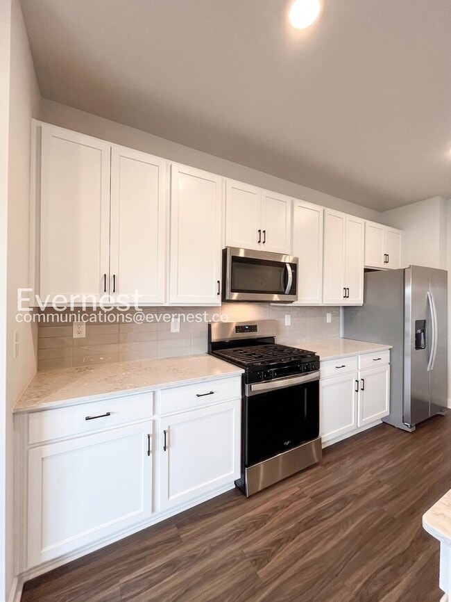 Building Photo - 4 Bed/3 Bath Home with Fenced Yard / Pet-Friendly / Available Now!